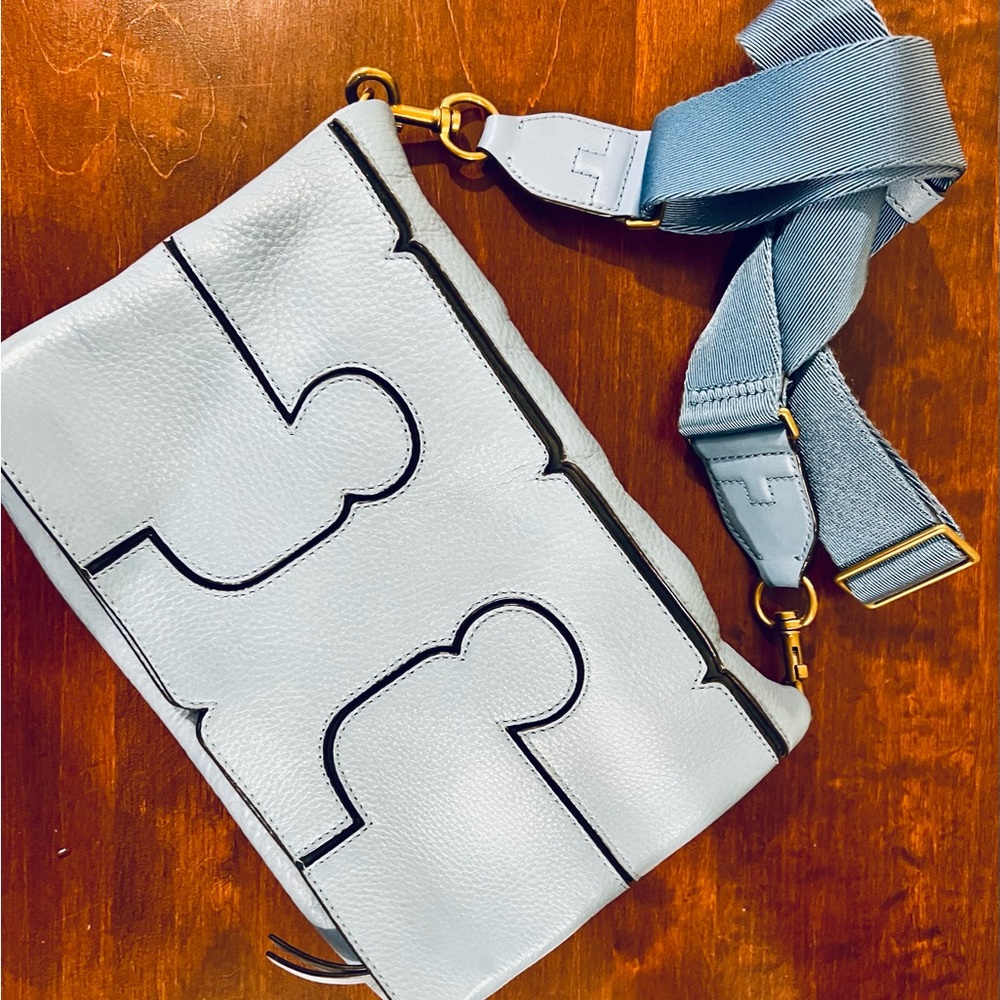 👜 Tory Burch 🔵Blue🔵 Leather Crossbody Bag! GREAT condition! 🤩